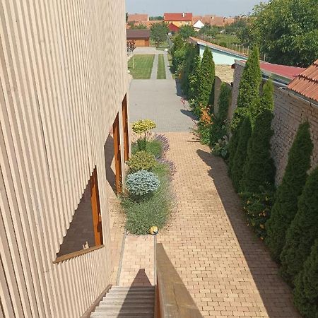 Penzion Venkovsky Dvur Hlohovec Exterior foto